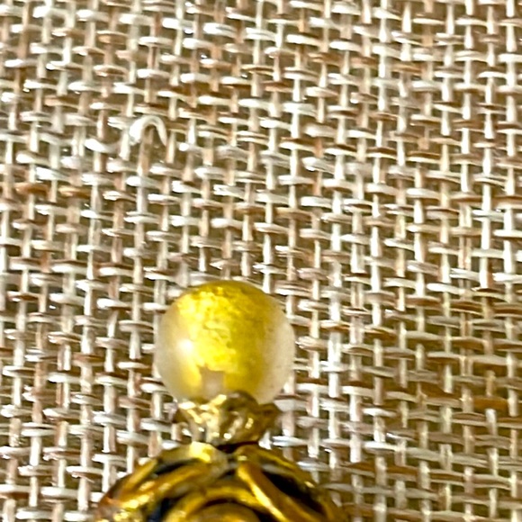 Vintage hat pin gold embellished with gold inside of a clear bead on top - Picture 7 of 9